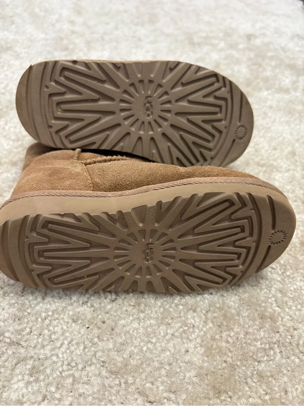 UGG mini boot, toddler size 11
